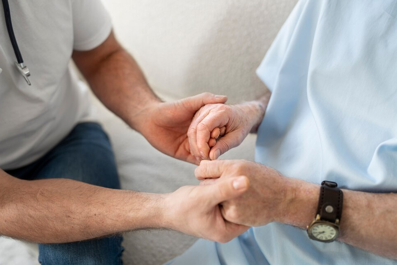 Un implante cerebral guiado por IA redujo 50% los síntomas de Parkinson