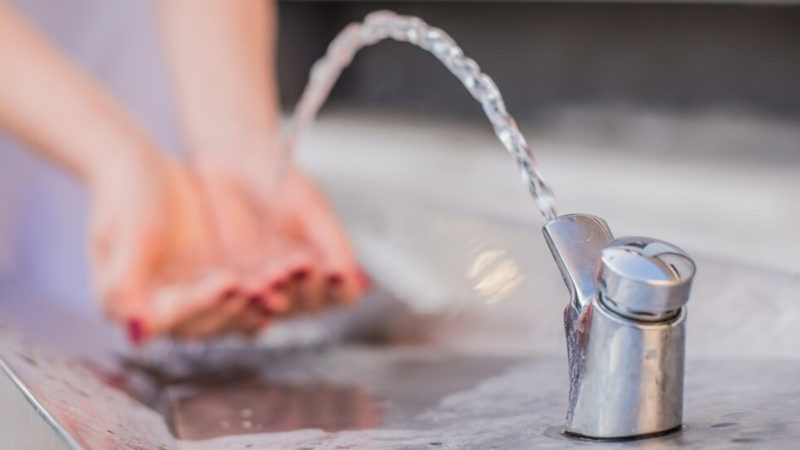 Qué son las “sustancias eternas”, que son comunes en el agua corriente y embotellada